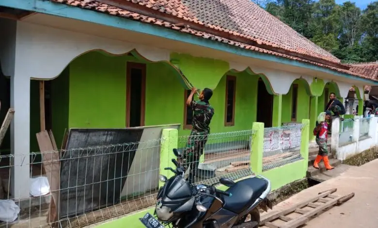 Kodim 0608 Renovasi Masjid di Cikalongkulon