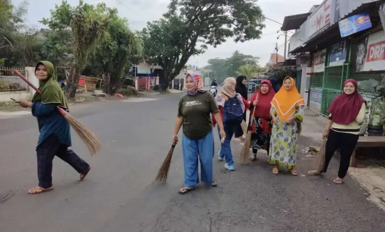 Kompaknya Emak-emak di Desa Bojong Bersih-bersih Lingkungan