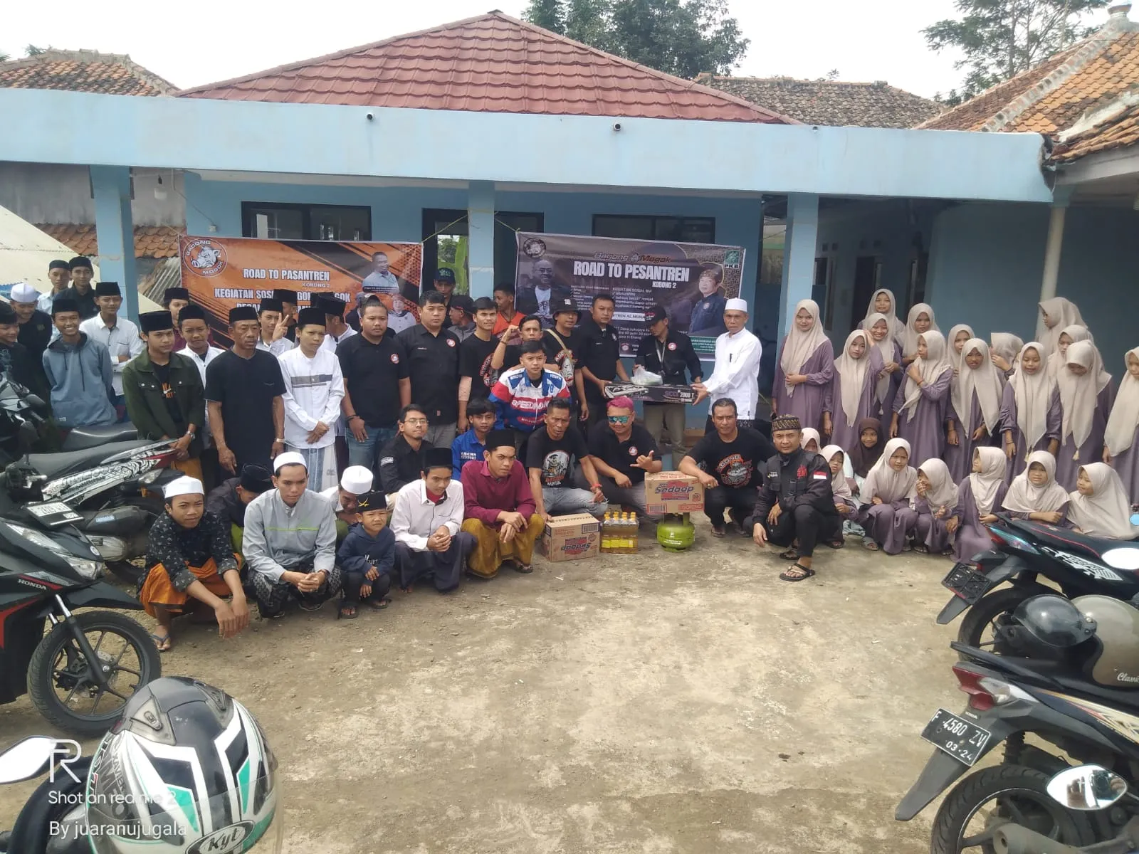 Komunitas Bagong Mogok Kembali Beraksi, Pesantren Al-Munawir Cugenang jadi Sasaran Diberi Bantuan