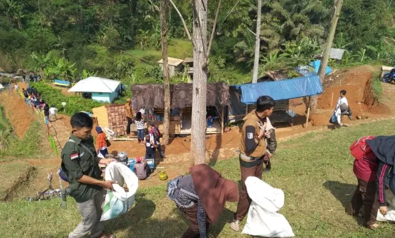 Komunitas Lembur Adventure Bersih-bersih di Curug Cikondang