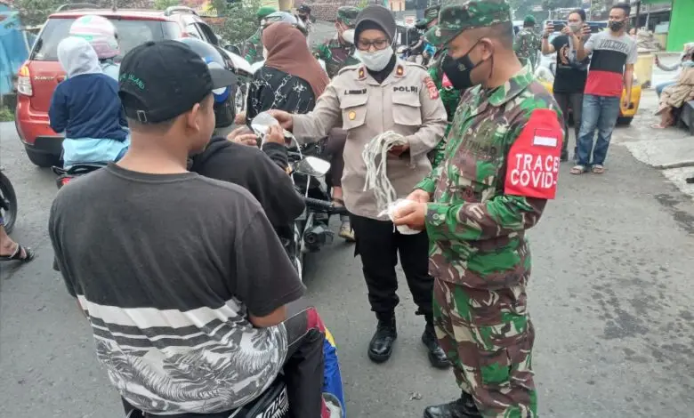 Koramil dan Polsek Cugenang Bagi-bagi Takjil-Masker di Jalan