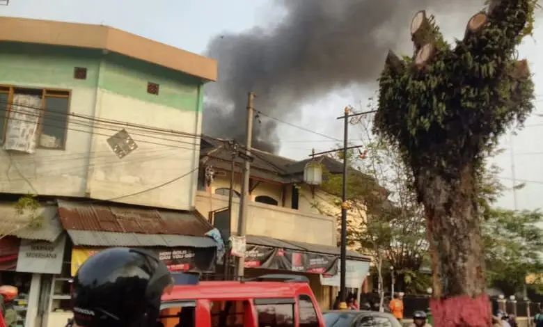 Korsleting Listrik, Rumah di Gang Pangrango Hangus Terbakar