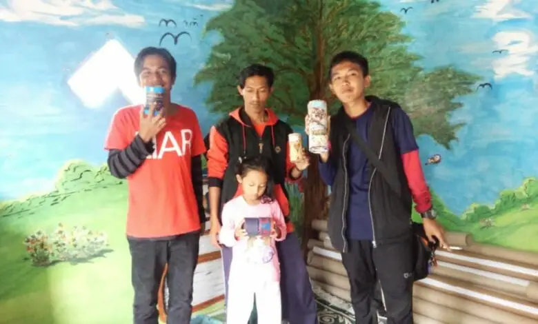 Kreatif, Anak-anak di Cimacan Olah Limbah Jadi Kerajinan Berharga