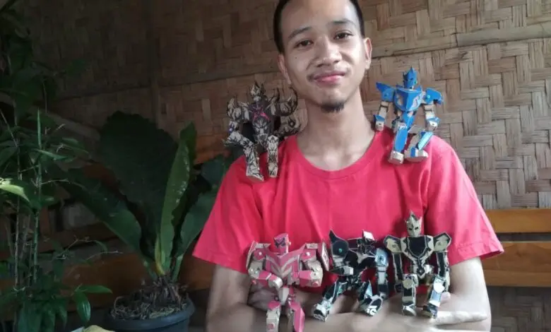 Kreatif, Pria Cianjur Ini Rakit Action Figure Bermodalkan Kardus Sepatu