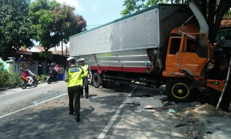 Kronologis Kecelakaan Beruntun di Gekbrong, Truk Fuso Seruduk Mobil Pengantin