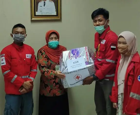 KSR PMI Cianjur Serahkan Bantuan APD ke RSUD Sayang