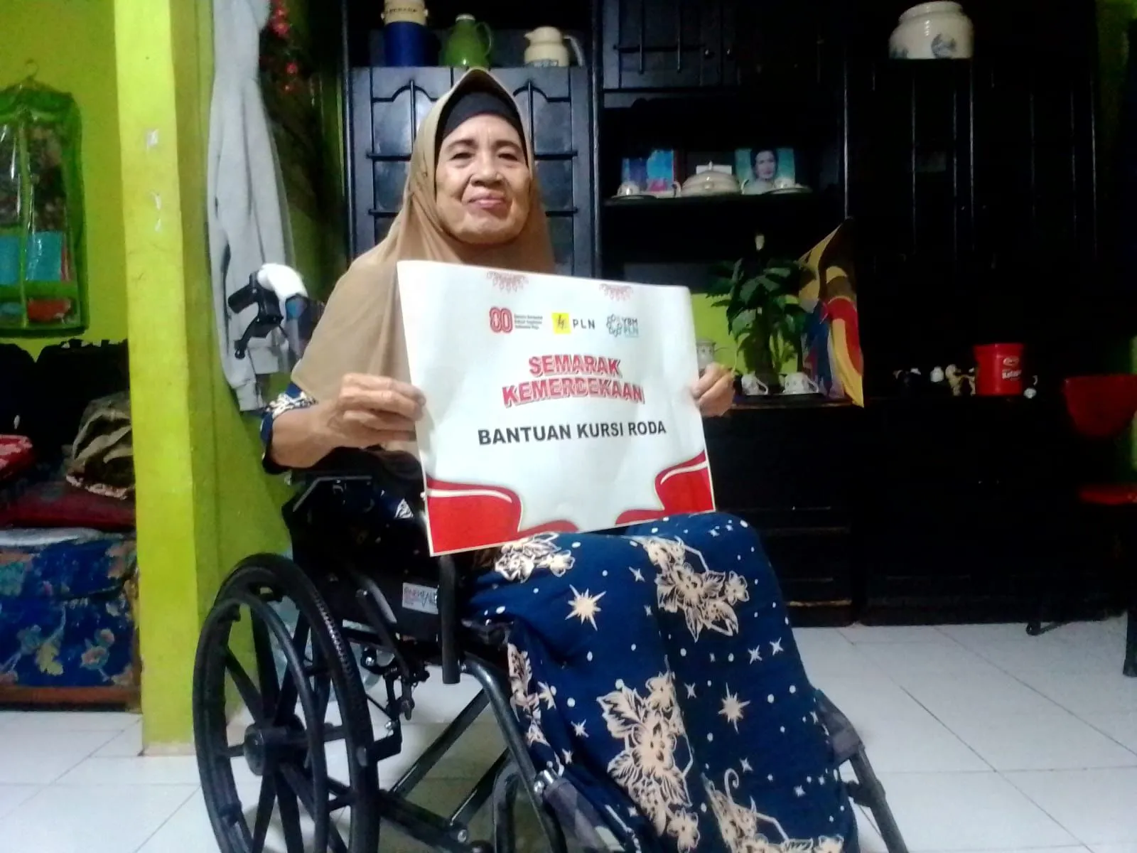 Kursi Roda Hadirkan Harapan Baru: PLN Cianjur Bantu Ibu Tuti Ruhyanah di Hari Pelanggan Nasional