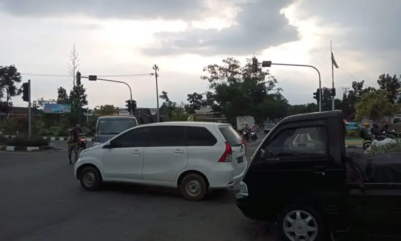 Lampu Setopan di Jalan Pramuka Cianjur Error, Kendaraan Diatur Manual