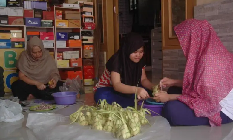 Lebaran di Tengah Pandemi, Warga Bikin Ketupat Secukupnya