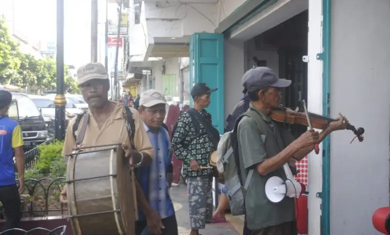 Lestarikan Tanjidor, Bapak-bapak Ini Keliling Kota