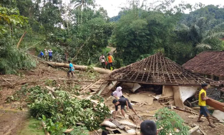 Longsor Cibeber, 30 Rumah di Karangnunggal Terisolir, Warga Ngungsi