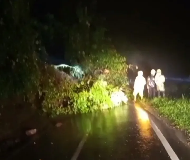 Longsor dan Banjir di Jalan Sindangbarang Cianjur Sebabkan Akses Jalan Lumpuh