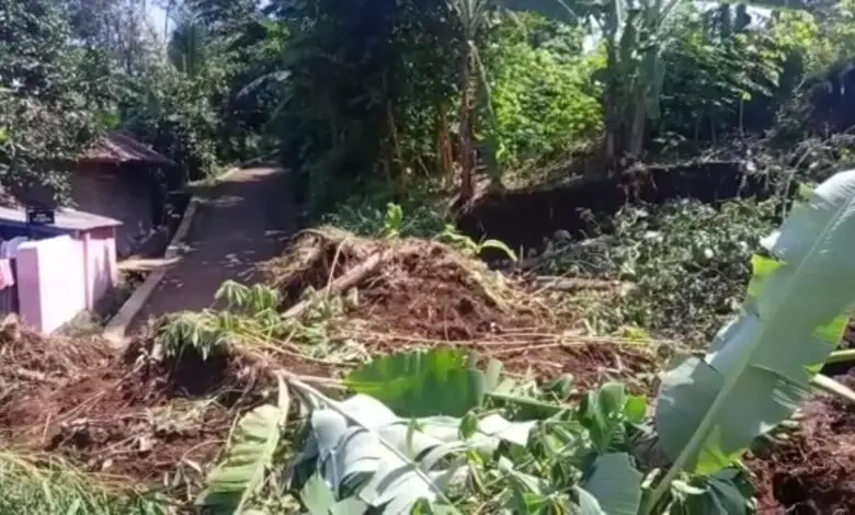 Longsor di Desa Sukawangi Warungkondang, Jalan Dua Kecamatan Terhalang