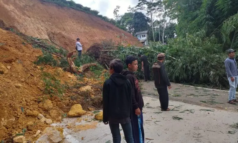 Longsor di Karyamukti, Jalan ke Gunung Padang Tertutup