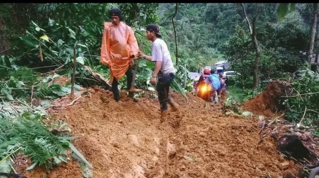 Longsor di Naringgul Tutup Jalan Penghubung Cianjur - Bandung