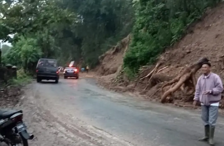 Longsor Lagi, Retana Pagelaran Berharap Tebing Cadas Hideung Ditutup Terpal