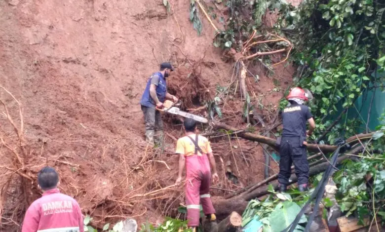 Longsor Terjang Cikalongkulon, Tiga Rumah Rusak Berat dan Puluhan Warga Diungsikan