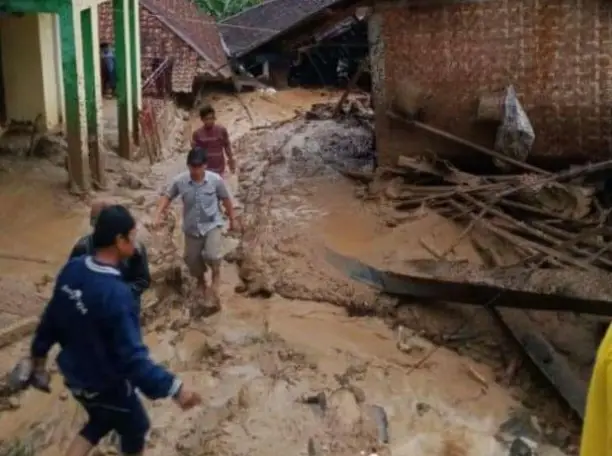Longsor Terjang Dua Desa di Cibeber, Lima Rumah Rusak Berat dan 214 Warga Diungsikan - l