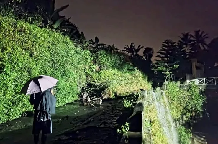 Longsor Terjang Jalan Desa di Ciwalen Cianjur, Akses Antarkampung Terputus