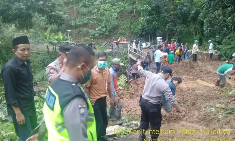 Longsor Tutup Jalan Antardesa di Tegal Teri Sukaluyu