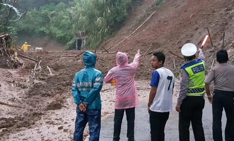Longsor Tutup Jalur Cianjur - Sukanagara Lagi, Kendaraan Tak Bisa Lewat