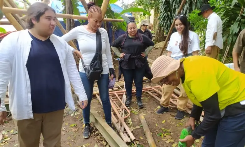Mahasiswa Asal Amerika Bersama Mahasiswa ITB Membangun Bale Gazeebo dari Bambu