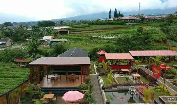 Makan Sambil Nikmati Pemandangan di Resto Wisata Ciherang