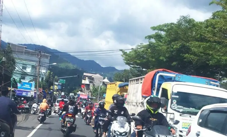 Malam Takbir Idul Adha, Jalur Cipanas Puncak Ramai Lancar 
