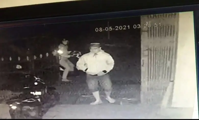 Maling Gondol Motor di Garasi saat Sahur, Aksinya Terekam CCTV