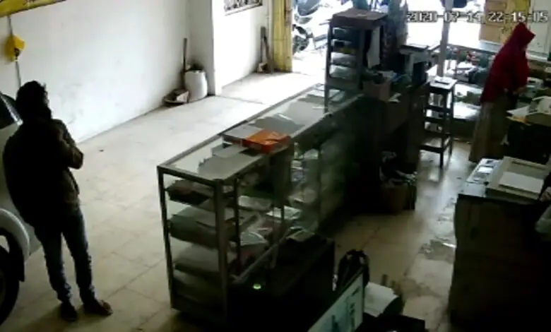 Maling HP di Cipanas Terekam CCTV, Beraksi Dalam Hitungan Menit