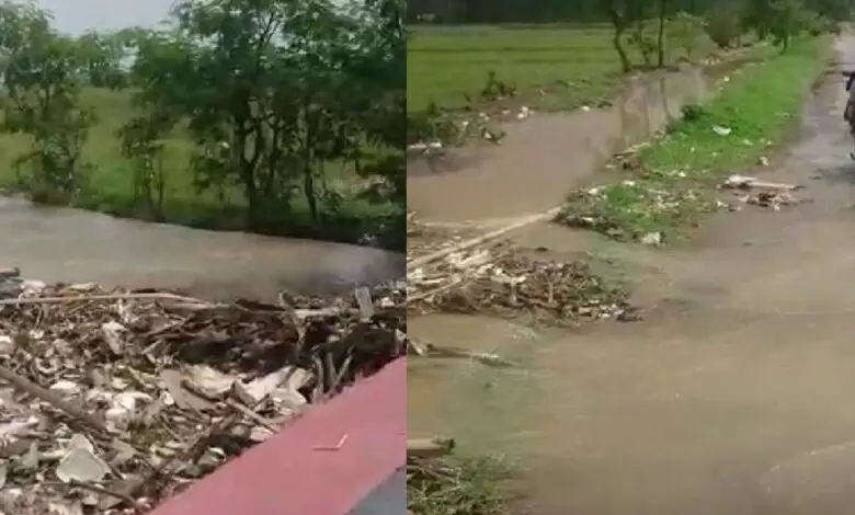 Mampet! Irigasi di Desa Cipeuyeum Dipenuhi Sampah, Air Meluber ke Jalan