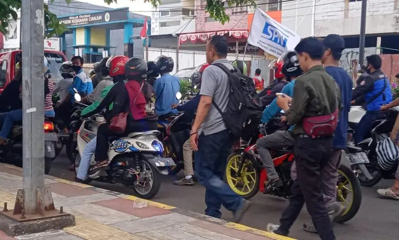 Massa Demo Omnibus Law Terus Berdatangan ke Gedung DPRD Cianjur