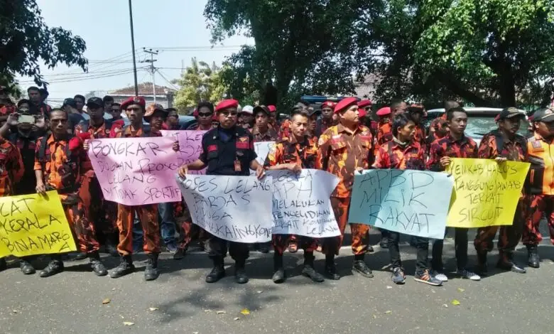 Massa Gabungan Geruduk Dinas PUPR Cianjur