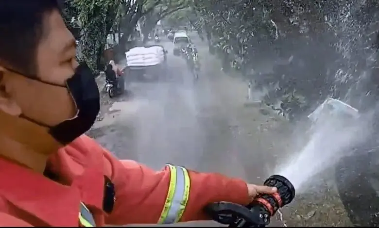 Masuk Zona Kuning, Desa Neglasari Gencar Penyemprotan Disinfektan