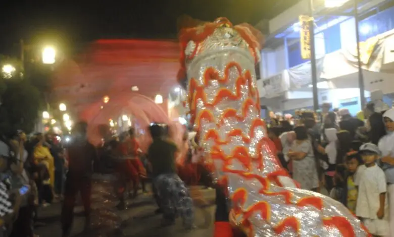 Masyarakat Rame-rame Saksikan Barongsai