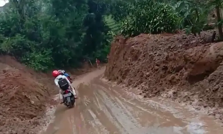 Material Longsor Dibersihkan, Jalur Cianjur Selatan Sudah Bisa Dilintasi