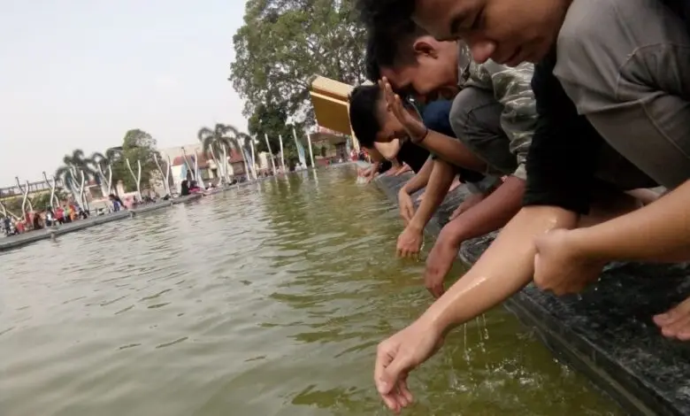 Mati Listrik, Jamaah Masjid Agung Cianjur Wudhu di Kolam Alun-alun