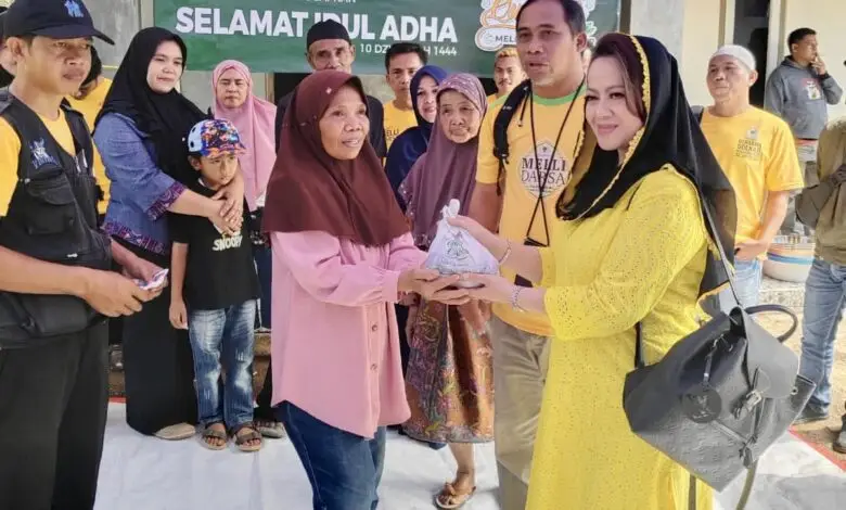 Melli Darsa Serahkan Belasan Hewan Qurban Untuk Warga Cianjur