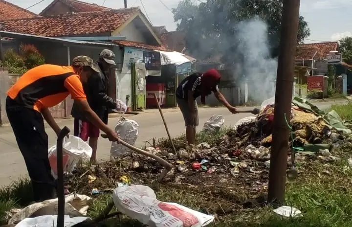Meski Sudah Dibersihkan, Sampah di Pinggir Jalan Ciranjang - Bojongpicung Terus Menggunung