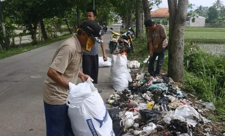Minim TPA, Warga Mekargalih Ciranjang Kesulitan Atasi Sampah yang Menumpuk di Pinggir Jalan
