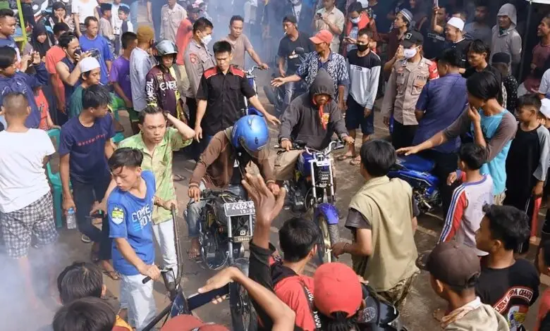 Minta Kades Mundur, Warga Sindangraja Demo Sambil Gerung-gerung Motor di Kantor Desa