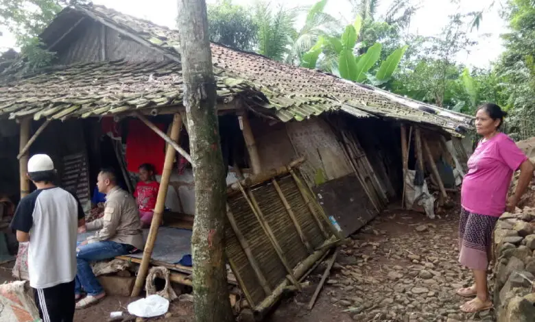 Miring, Gubuk Reyot yang Dihuni 3 Keluarga di Ciranjang Nyaris Roboh