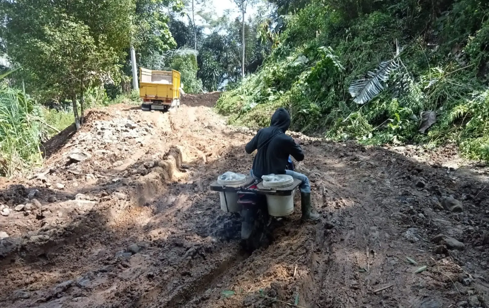 Mirip Sawah! Jalan Penghubung 4 Desa di Cianjur Selatan Rusak dan Terendam Lumpur