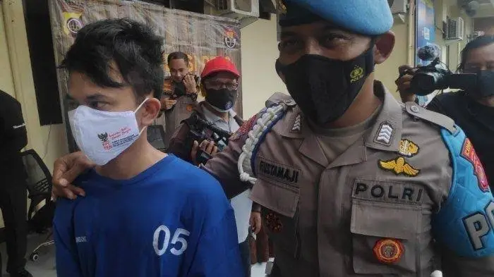 Miris! Pemuda Jual Genteng dan Perabotan Rumah Demi Modal Pacaran