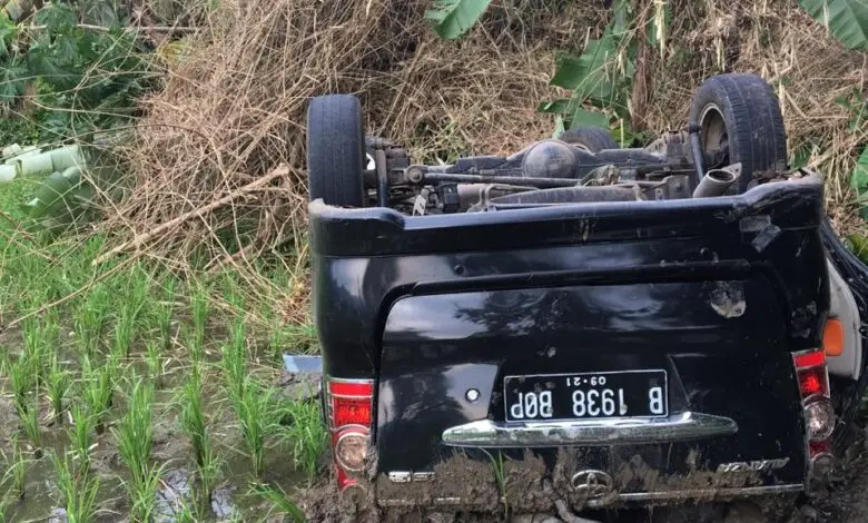 Mobil Hantam Motor hingga Terguling ke Sawah di Sinar Mulya Cibeber -
