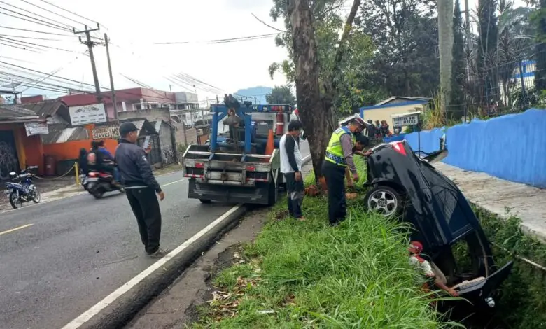 Mobil Sedan Nyungseb ke Selokan di Ciherang