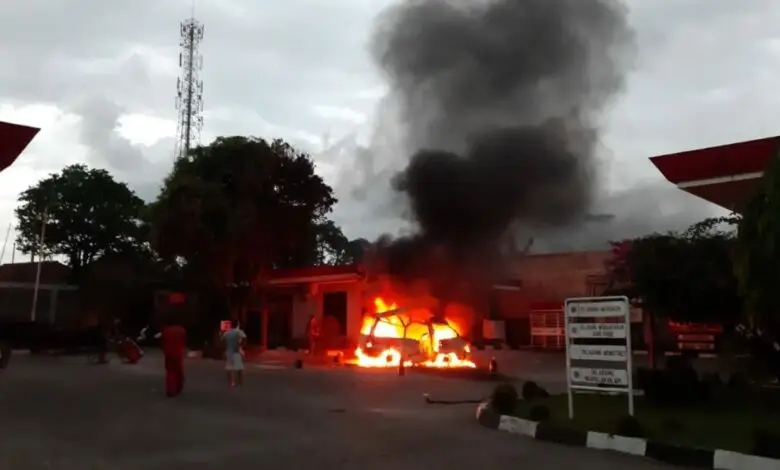 Mobil Terbakar di Pom Bensin Warungkondang