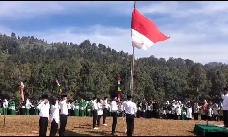 Momen HUT RI Ratusan Santri di Sukanagara Bentangkan Bendera di Atas Bukit
