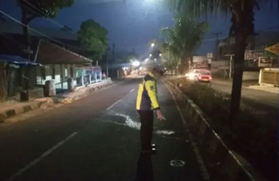 Motor Tabrak Pembatas Jalan di Cianjur, Seorang Perempuan Tewas