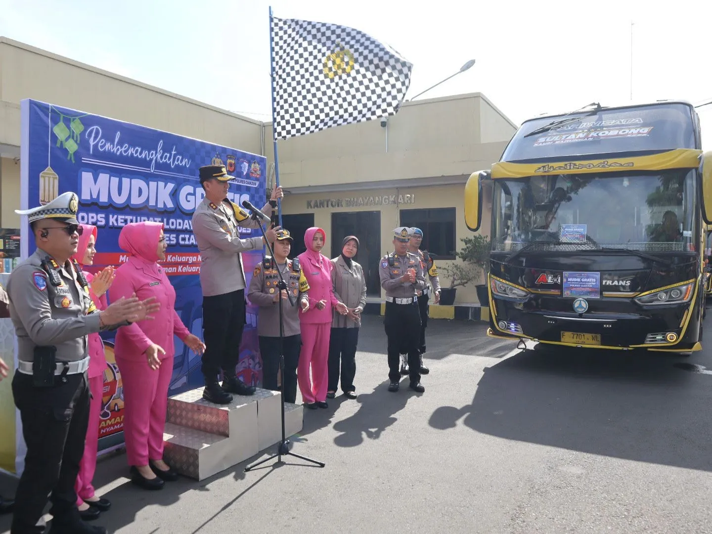 Mudik Gratis Polres Cianjur 2025 Antar 120 Warga Pulang Kampung ke Jateng